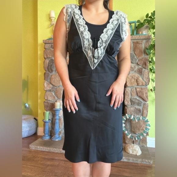 Abercrombie & Fitch contrast lace midi slip dress in black - Picture 10 of 11